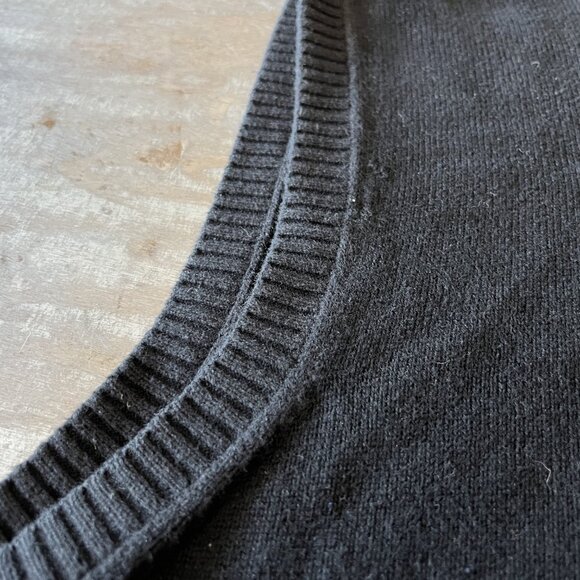 T. H. Black vest  XL - Picture 4 of 4